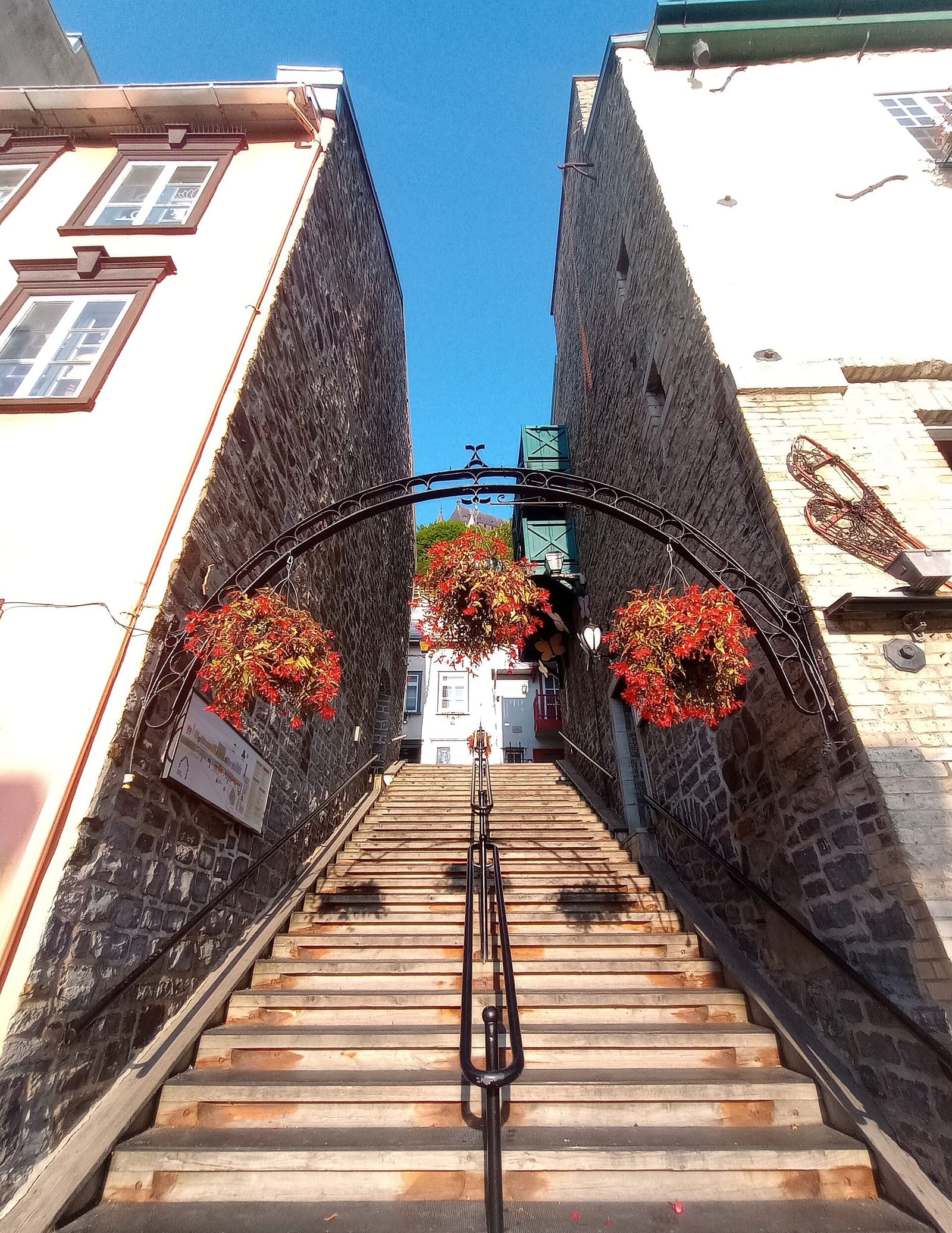 L’escalier Casse-Cou vu de la Basse-Ville, marches et rampes de fer