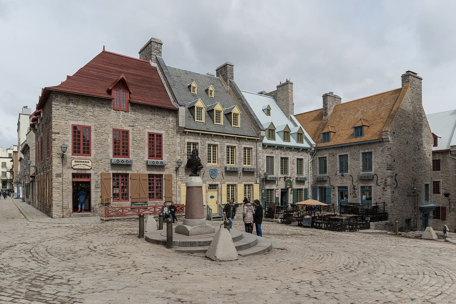 Les façades de pierre de la place Royale, dans la Basse-Ville